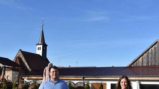 Christina Weber, Sachgebietsleiterin Tourismusförderung beim Landratsamt Main-Tauber-Kreis, überreichte Thomas Bundschuh die Urkunde zum Qualitätssiegel „Taubertal – Kulinarisch erleben“.