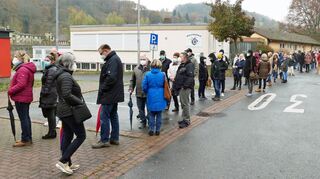 Trotz großem Einsatz von gleich zwei mobilen Impfteams mussten Impfwillige teils einige Stunden auf ihre Coronaschutzimpfung warten.