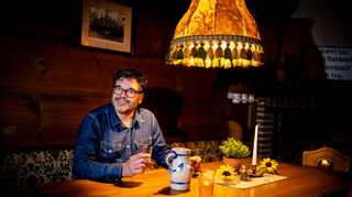 Matthias Fleischmann im urigen Kaminzimmer.
