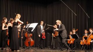 Die Musikerinnen und Musiker der Jungen Kammerphilharmonie Rhein-Neckar spielten am Sonntag in der Stadthalle.
