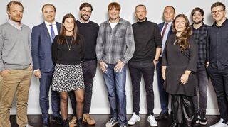 Der Macher des Taubertalfestivals, Volker Hirsch (Fünfter von links), hat die Mehrheit an seiner Karo-Konzertagentur an eine Tochterfirma des Bertelsmann-Konzerns verkauft.