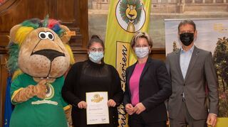 Michaela Ullrich (Zweite von links) nahm für das Residenzschloss die Auszeichnung entgegen. Mit dabei Maskottchen Leo Lustig, Tourismusministerin Dr. Nicole Hoffmeister-Kraut und Klaus-Günther Wiesler von der Dehoga.