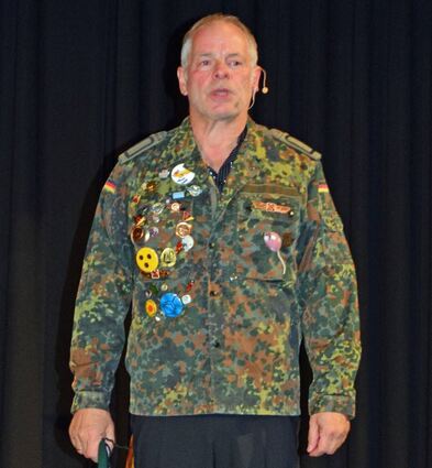 Der politische Kabarettist Ludger Wilhelm schlüpfte in verschiedene Rollen, in denen er auf humoristische Weise den Finger in die „Wunden“ legte.