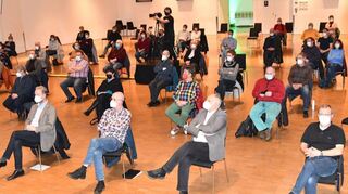 Einige Stühle blieben leer bei der Vorstellung der drei Bürgermeister-Kandidaten in der Stadthalle Buchen.