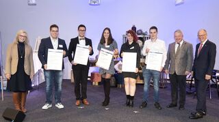 Fünf der insgesamt acht ersten Landessieger aus der Region wurden bei der Landesfeier in Stuttgart ausgezeichnet (von links): Kerstin Lüchtenborg, Leiterin Berufsbildung bei der Handwerkskammer Heilbronn-Franken, Maximilian Michael Andriessens, Christoph Herre, Laura Baier, Carina Grittner , Nico Hillebrand, Landtagsabgeordneter Arnulf von Eyb sowie Landeshandwerkspräsident Rainer Reichhold.