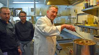 Für leckere Saucen und Suppen: Küchen- und Hotelchef Hoh bereitet den Fonds zu.