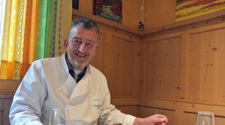 Chef Otto Hoh mit einer geschmorten Kalbsbacke an Spätburgundersauce mit frischen Gemüsen und Kartoffelpürrée.
