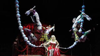 Eine Gruppenjonglage in neuen Dimensionen zeigt die Truppe Karsanovy.