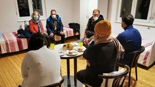 Nach dem Hilferuf der 14-jährigen Nada machten sich Carola Väth und Joachim Uihlein vom Helferkreis „Asyl Külsheim“ selbst ein Bild von der Unterbringung ihrer ehemaligen Schützlinge, der Familie Hussein, in Impfingen. Auch Impfingens Ortschaftsratsmitglied Alexander Diehm (hinten rechts) war beim Termin mit dabei. Weil sich Nada vor ihren Mitschülern wegen der Wohnumstände schämt, wollte die Familie nur von hinten fotografiert werden.