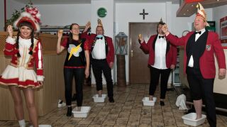 Der Sauermilcheid der „Aaldemer Dunder“ wurde durchgeführt von Heinz Schönbein. Milena Kaiser, Lena Hemberger, Alexander Gramlich, Anja Hartwig und der Präsident der FG Holger Ruppert (von links), legten ihn in separaten Wannen coronakonform ab.