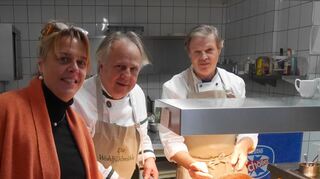 In der Küche der „Wohlfahrtsmühle“ in Hardheim (von links): Sabine und Armin Münster mit Koch Alexander Roeder.