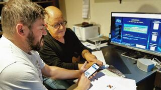 Christian Stemmler (links) und Gerhard Klinger wollen mit Webseite und App die Dorfgemeinschaft in Höhefeld stärken.