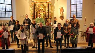 14 engagierte Gemeindemitglieder erhielten bei der Eucharistiefeier ihre Urkunde für das Mitwirken im neuen Gemeindeteam. Außerdem wurden Sandra Fichtmüller und Kerstin Gramlich verabschiedet.