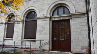 Die Türen an der ehemaligen SB-Stelle der Sparda-Bank in Lauda sind verschlossen. Das Geldinstitut hat den Mietvertrag mit der Stadt zum Ende des Jahres gekündigt und die Räume bereits leer geräumt.