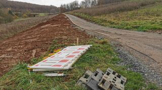 Der Radweg zwischen Neubrunn und Dietenhan ist so gut wie fertig. Die noch vorhandene Absperrung wird jedoch immer wieder ignoriert oder entfernt. So war es auch am Donnerstagnachmittag auf dem Stück von Kembach Richtung Neubrunn.