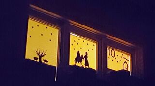 In der Adventszeit locken in Hardheim Adventskalenderfenster, wie im vergangenen Jahr in Höpfingen.