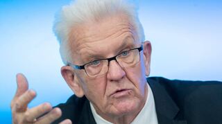 Ministerpräsident Winfried Kretschmann (Grüne) spricht im Landtag zur Corona-Lage.