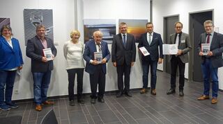 Buchvorstellung in Mosbach mit Anke Cherdron (Druckerei Laub), Mosbachs Bürgermeister Michael Keilbach, Kerstin und Karl Heinz Neser, Landrat Dr. Achim Brötel, Minister Peter Hauk, Reiner Schmidt vom Verlag Regionalkultur und Kreisarchivar Alexander Rantasa (von links).