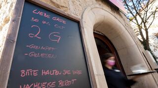 Vor einem Restaurant hängt dieses Schild mit der Aufschrift „Liebe Gäste bei uns gilt 2G – geimpft oder genesen. Bitte halten Sie Ihre Nachweise bereit“.