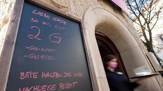 Vor einem Restaurant hängt dieses Schild mit der Aufschrift „Liebe Gäste bei uns gilt 2G – geimpft oder genesen. Bitte halten Sie Ihre Nachweise bereit“.