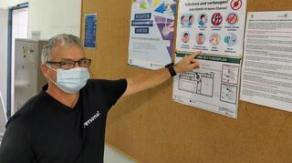 Um den Infektionsschutz zu gewährleisten, gelten für den Hallenbadbesuch einige Regeln. Auf dessen Einhaltung achten Schwimmmeister Ingo Ortel und sein Team.