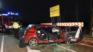 Zwei Fahrzeuge stießen auf der B 290, an der Abzweigung nach Hollenbach, am frühen Mittwochmorgen zusammen. Ein Mann wurde tödlich verletzt.