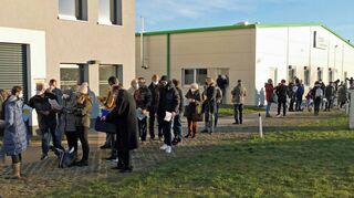 Lange Warteschlangen hatte es am Montag und Dienstag bei der Sonderimpfaktion gegen Covid-19 in der Rotkreuzklinik Wertheim gegeben.