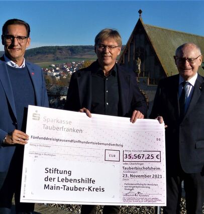 Großzügige Zustiftung für die Stiftung der Lebenshilfe Main-Tauber-Kreis: Das Bild zeigt (von links) den Geschäftsführer der Stiftung Lebenshilfe Main-Tauber, Marco Schneider, Dr. Berthold Wöppel und Stiftungsvorsitzender Edmund Brenner.