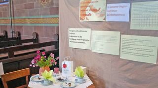 Das „Trostcafé“ – Station 1 des Trostweges – sei als „erster Schritt zurück ins alltägliche Leben“ anzusehen, da es nach dem Trauerfall meist der erste wieder in größerer Gesellschaft verbrachte Anlass sei, so das Team Trauerseelsorge.