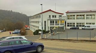 Der historische Firmensitz von MHZ an der „Heftensteige“ in Niederstetten. Aufgrund der Hang- und Tallage ist hier keine Erweiterung mehr möglich.