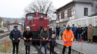 Das rote Band durchschnitten (von links) Michael Rothenhöfer, Vorstand der Jagsttalbahn AG, die Landtagsabgeordnete Catherine Kern, Dörzbachs Bürgermeister Andy Kümmerle und Frieder Strohm, der Vorsitzende des Jagsttalbahnfreunde (JTBF) e.V.