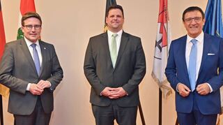 Landrat Christoph Schauder (links) im Austausch mit dem ungarischen Generalkonsul András Izsák (Mitte) und Wolfgang Reinhart.