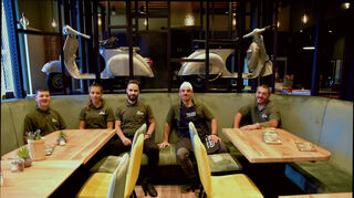 Francesco und Rocco Carella (rechts) mit einem Teil ihres Service-Teams.