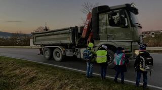 Wenn die Kinder die Kasernenstraße überqueren, braust der Verkehr gefährlich nah an ihnen vorbei. Frühmorgens ist es zudem an dieser Stelle stockdunkel.