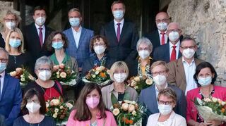 Die Sparkasse Neckartal-Odenwald ehrte Mitarbeiter. Das Bild zeigt diese mit Direktorin Anja Herkert, Sparkassendirektor Martin Graser, Oberbürgermeister Michael Jann, Sparkassendirektor Michael Krähmer sowie Direktor Gerd Weiß.
