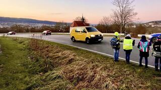 Eine ganz „normale“ Situation für die Kinder vom Laurentiusberg: Der Verkehr braust an ihnen vorbei. Fast niemand hält an, um sie die Kasernenstraße überqueren zu lassen.