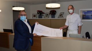 Külsheims Bürgermeister Thomas Schreglmann (links) und Dr. Volker Dietz (rechts) im Gespräch zum geplanten Hausarztzentrum im ehemaligen Kasernenareal.
