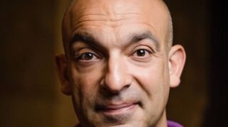 Django Asül ist erneut in Röttingen zu Gast – dieses Mal mit seinem neuen Programm „Offenes Visier“.