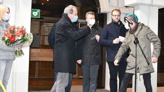 Daumen hoch: Amtsinhaber Roland Burger freut sich über seine Wiederwahl zum Bürgermeister der Stadt Buchen. Mitkonkurrent Felix Pflüger (r.) hatte fair gratuliert.