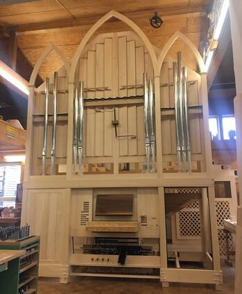 Die Firma Rensch ist mit dem Bau der Orgel für Merchingen beauftragt. Immer wieder stellt das Unternehmen Bilder vom aktuellen Stand auf seiner Homepage online. So kann der Fortschritt des Baus verfolgt werden.