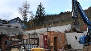Die Arbeiten für den Anbau des Hotels „Rebgut“ in Lauda laufen auf Hochtouren. Im Dezember soll der Rohbau für den vergrößerter Küchentrakt mit neuem Veranstaltungsraum stehen.