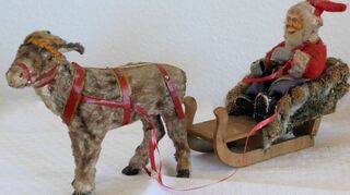 Ein Nikolaus im Schlitten, der von einem Esel gezogen wird (aus den 1950er Jahren).