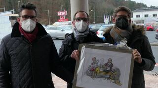 Eine besondere Karikatur der beiden Inhaber übergab Bürgermeister Klaus Thoma als Einzugsgeschenk an Dr. Stefan Brunner und Dr. Benjamin Schaefer.