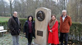 Mitglieder der Bad Mergentheimer Bahá’í-Gemeinschaft beim Gedenkstein im Kurpark, mit dem an den Besuch des Religionsoberhauptes Abdu’l-Bahá im April 1913 in der Kurstadt erinnert wird.