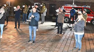 Mit Musik geht alles besser: Die Stadtkapelle Buchen unter der Leitung von Christopf Kieser gratulierte dem alten und neuen Bürgermeister musikalisch zu seiner Wiederwahl. Natürlich durfte