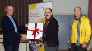 Für ihr Engagement wurde die Günter-Brandel-Stiftung mit dem Ehrenpreis des Sportjugendfördervereins Main-Tauber ausgezeichnet. Im Bild von links Vereinsvorsitzender Volker Silberzahn, Dr. Klaus Faulhaber von der Günter-Brandel-Stiftung sowie Stellvertretender Vorsitzender und Sportkreisvorsitzender Tauberbischofsheim, Matthias Götzelmann.