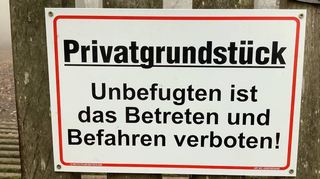 Das Schild will deutlich vermitteln: Hier ist „Privat“. Doch auch der Karlsbergwald darf grundsätzlich betreten werden, wenn nicht Gefahr für den Tierbestand droht.