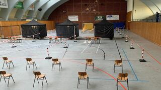 Das Landratsamt Main-Tauber-Kreis richtet in der Tauber-Franken-Halle in Königshofen einen Regionalen Impfstützpunkt ein. Die Stadtverwaltung stellt das Gebäude zur Verfügung und leistet organisatorische Unterstützung. Derzeit wird das Gebäude – wie hier im Bild – bereits für Mobile Impfaktionen genutzt.
