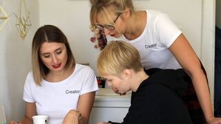 Gründeten das Projekt „TAKE.ACTION“, das die Ausbildung von Jugendlichen in einer der ärmsten Regionen Ugandas unterstützt: Theresa Aengenheyster (links) und Charlotte Poth (rechts) sowie Grafikdesignerin Julia Schröder.