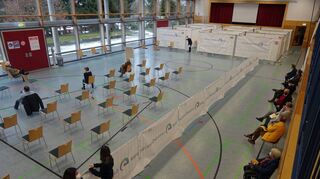 Der regionale Impfstützpunkt des Kreises in Fahrenbach ist gestartet, zunächst allerdings nur mit einer Impfstraße. Sobald weitere Impfteams zur Verfügung stehen, werden die Kapazitäten ausgeweitet. Wie schon beim Kreisimpfzentrum organisiert Volker Noe den Betrieb und ist voll des Lobes für die „bestens geeignete“ Halle.